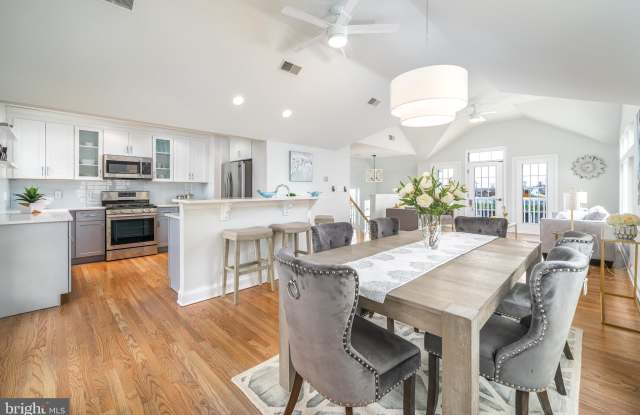 808 E BAY CLUB LANE - 808 Bay Club Lane East, Beach Haven, NJ 08008