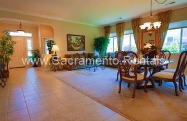 4335 Lakebreeze Drive Gallery 3