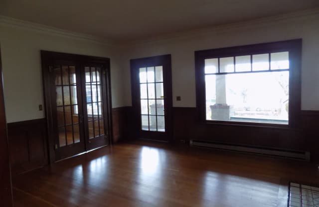 1572 Riverview St Gallery 4