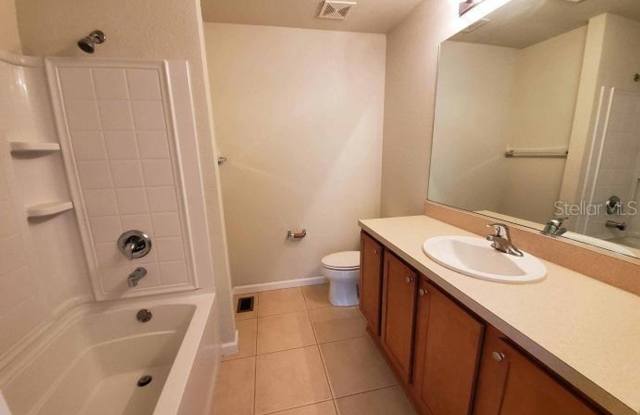 OPEN  BRIGHT CONDO IN GATED COMMUNITY W/ LOTS OF AMENITIES Gallery 3