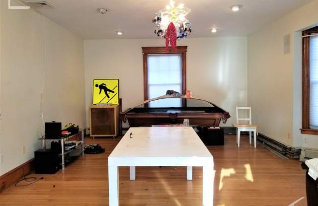Huge 5 bed 3 bath unit located in Coolidge Corner by BU! Gallery 3