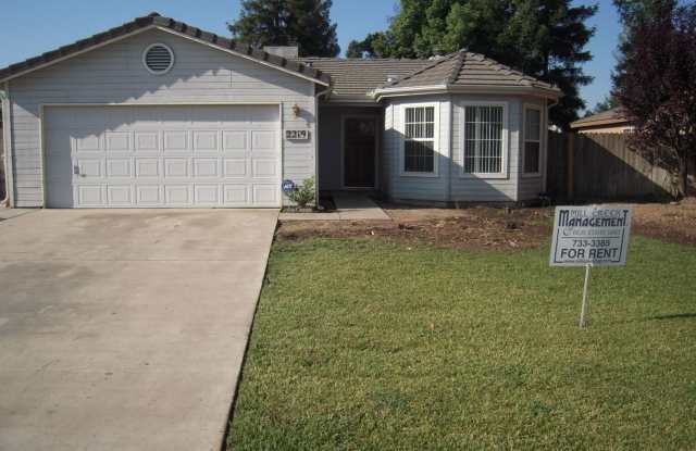 North West Visalia home with Yard care off of Houston and N. Mooney Gallery 1
