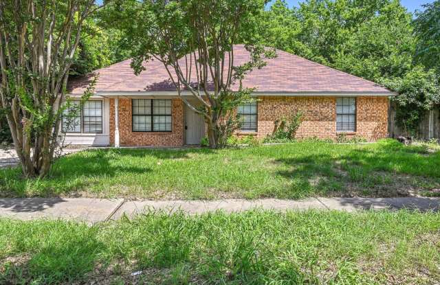 Welcome to this charming 3/2 in desirable Glenn Heights, TX - 115 Mesa Wood Drive, Glenn Heights, TX 75154