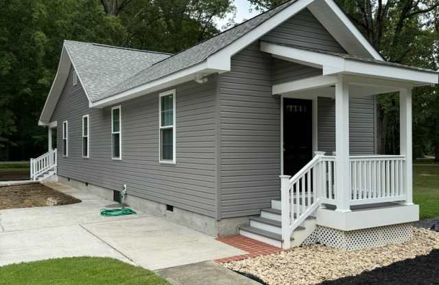 FULLY RENOVATED 3 BEDROOM FARMHOUSE Gallery 3