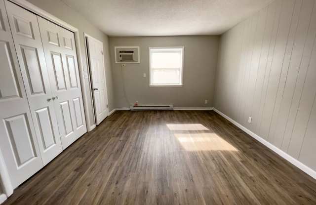 1 Bedroom Unit with detailed cabinets and hardwood style flooring, Close to Campus Gallery 4