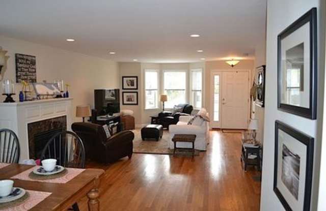 Welcome Home, Beautifully Updated Stellar Neighborhood Gallery 4