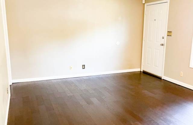 3 Bedroom 2 Bathroom Home in Well Established Neighborhood! Gallery 4