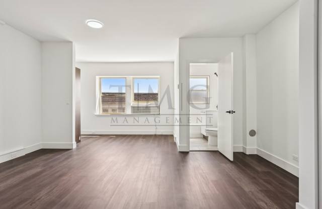 Modern Andersonville Studio with High-End Finishes & Abundant Natural Light! Gallery 2