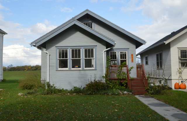 Spacious 4 Bed 2 Bath Home Lots of Storage photos photos