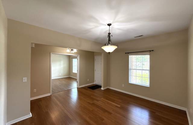 Spacious Home in Creekshire Village! Gallery 3