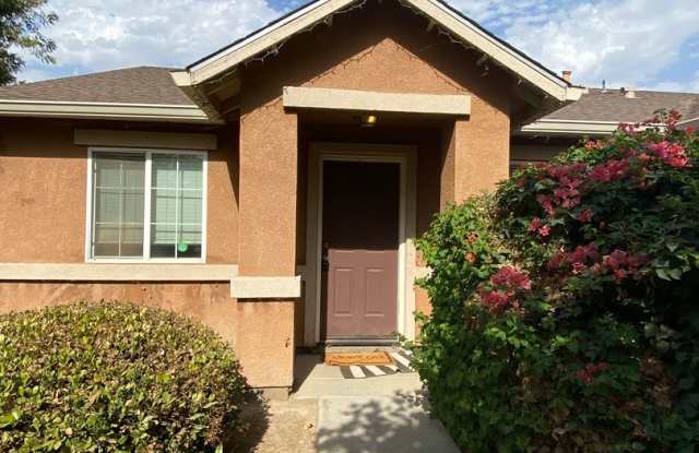 Charming home for rent in Visalia - 3238 Newport Avenue, Visalia, CA 93291