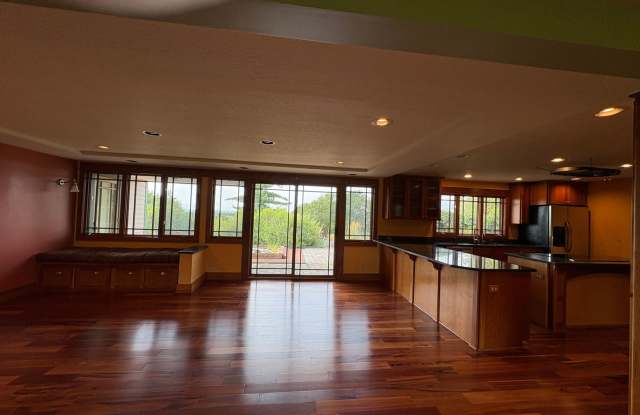 Beautiful 4/bed 3/bath South Hills Home With Solar And A View! Gallery 4