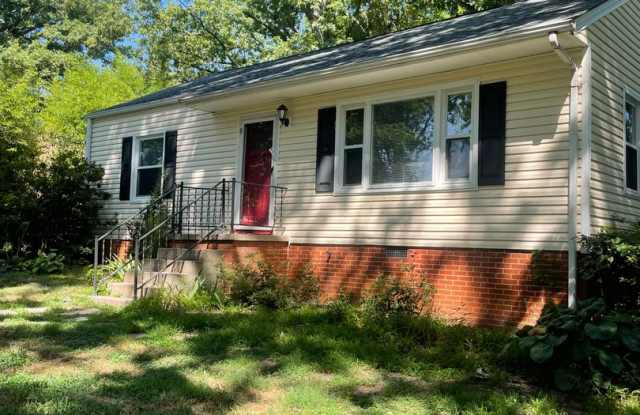 Adorable 4 Bedroom in Westwood off Battleground photos photos