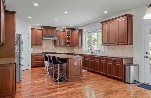 4 Bedroom Single Family Home in Holliston - 208 Mohawk Path, Middlesex County, MA 01746
