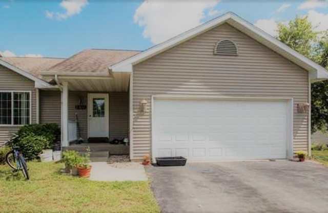 Huge 3BR/3ba Duplex on West Side of Eau Claire photos photos