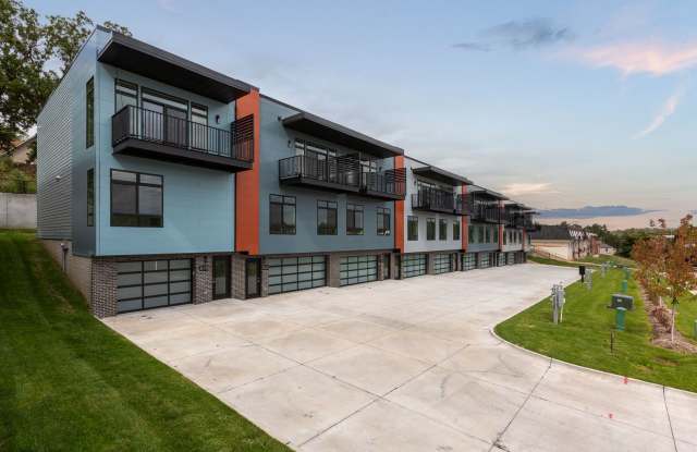 Modern 3BR Retreat | Penthouse + Skyline Views - Fully Furnished Option photos photos