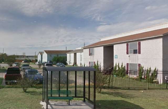 *HUD ACCEPTED* 2/1 Downstairs Fourplex with Water Included photos photos