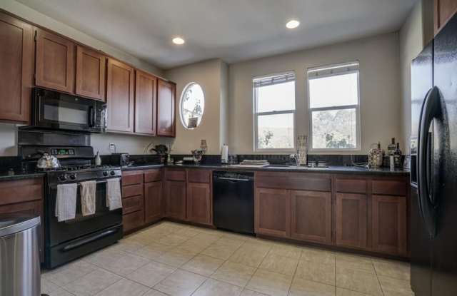 3 Br SanElijoTownhome 2 car garage Granite Kitchen In Unit Laundry $3990 - 1386 Dandelion Way, San Marcos, CA 92078