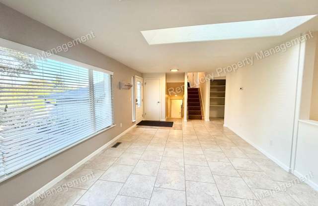 Amazing 3 Bedroom Home in Federal Way with Massive Backyard and Family Room! Gallery 3