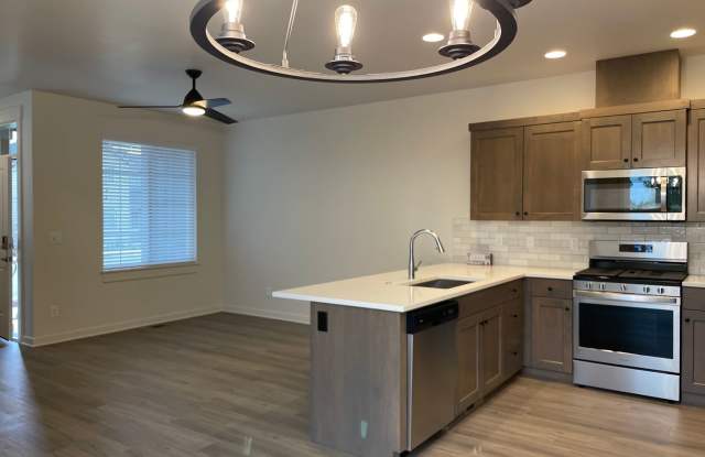 3 Bedroom / 2.5 Bathroom Townhome in NW Redmond Gallery 4