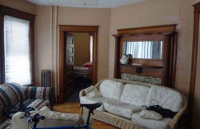 2003 Como Ave. SE Gallery 4