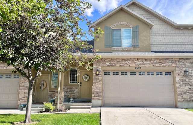 GATED COMMUNITY + POOL + FENCED YARD! 3-Bedroom Riverton Townhome Gallery 1