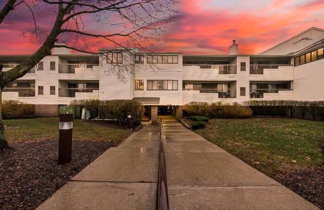 AVAILABLE NOW! Inviting 2-Bedroom, 2-Bath Condo in a Convenient Farmington Hills Community photos photos