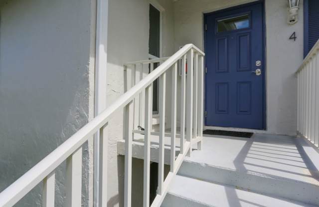 GLADES COUNTRY CLUB 2/2 WITH GOLF BEAUTIFUL UNIT READY FOR YOU TO RENT SEASONALLY Gallery 4