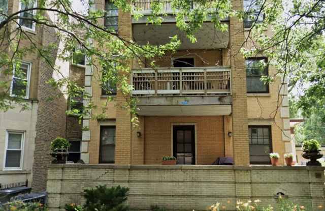 945 W Belle Plaine Ave - 945 West Belle Plaine Avenue, Chicago, IL 60613