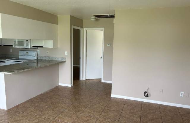 ***TWO WEEKS FREE*** Flexible Living in a Prime Cape Coral Spot Gallery 4