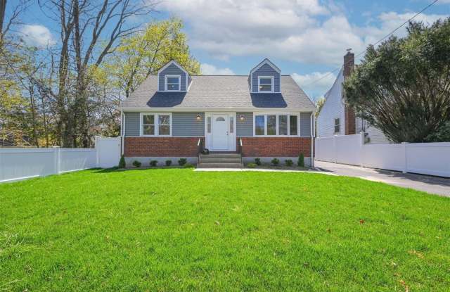 10 Brompton Place - 10 Brompton Place, Huntington Station, NY 11746