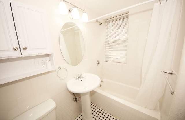 Nicely renovated studio in Cleveland Circle! photos photos