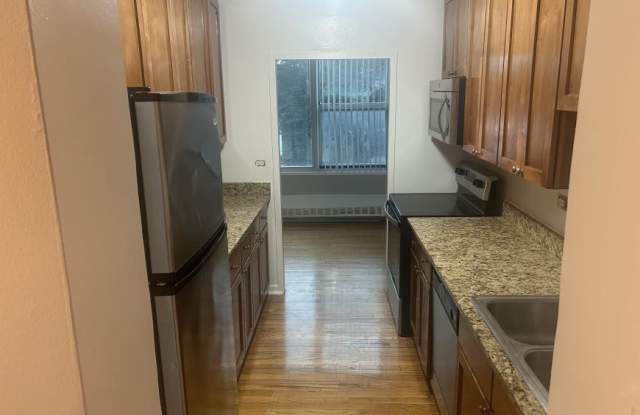 5649-50 North Sheridan Rd. Gallery 3