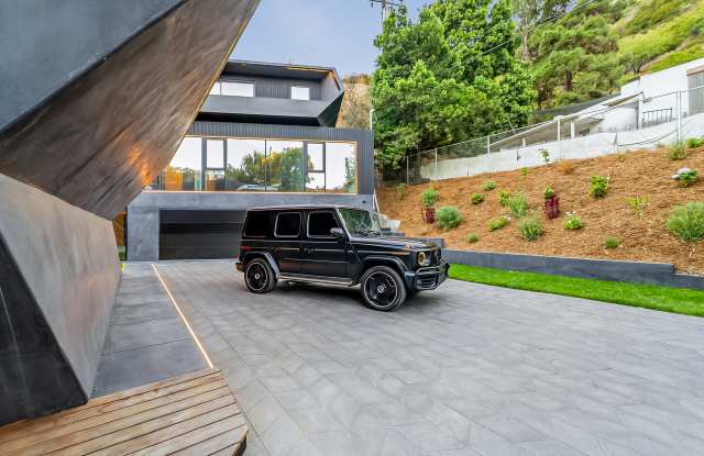 1907 N Beverly Dr Gallery 4
