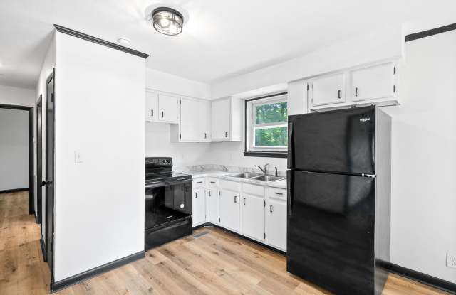 Newly Renovated 3 Bedroom Home For Rent Near Post! Gallery 4