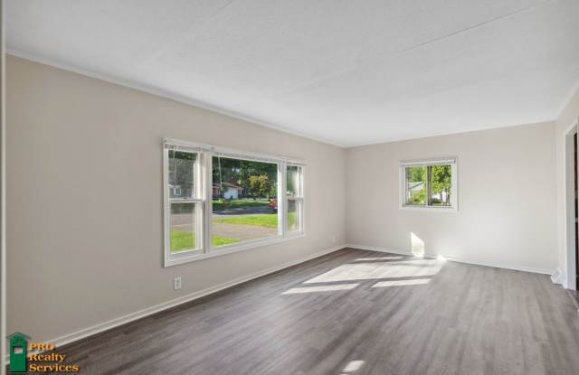 3 Bedroom House in Bloomington - 8616 Crest Road, Bloomington, MN 55425