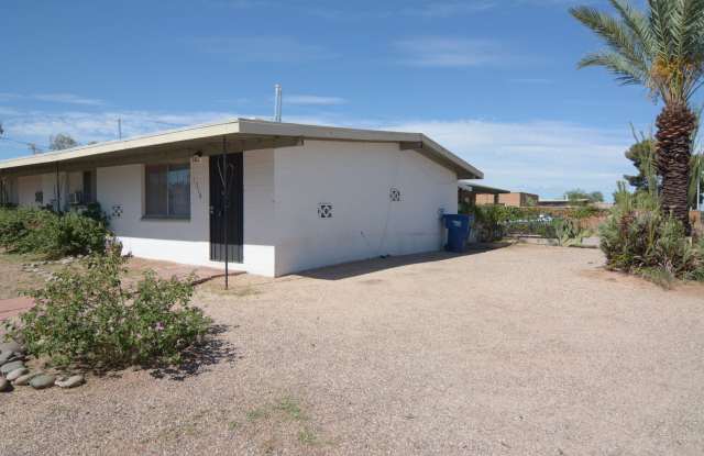 Charming 2 Bedroom 1 Bath Duplex! Great Central Location! Gallery 3