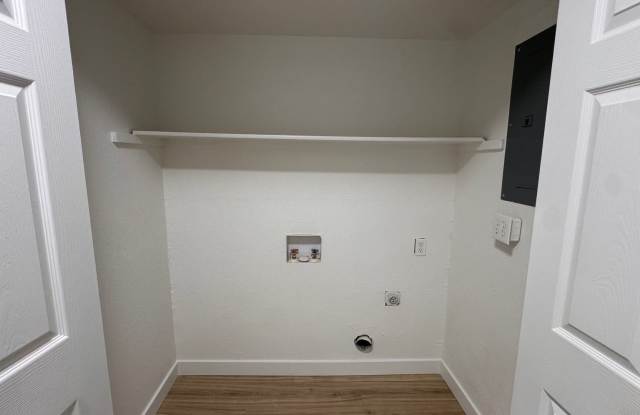 1 bed  1 bath Great location off 2nd and Sable near 6th and I-225 and Aurora Mall Gallery 1