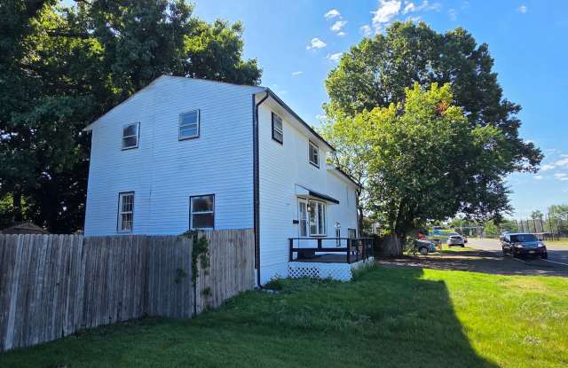 Freshly Updated 6-Bedroom Home with Yard & Driveway Gallery 4