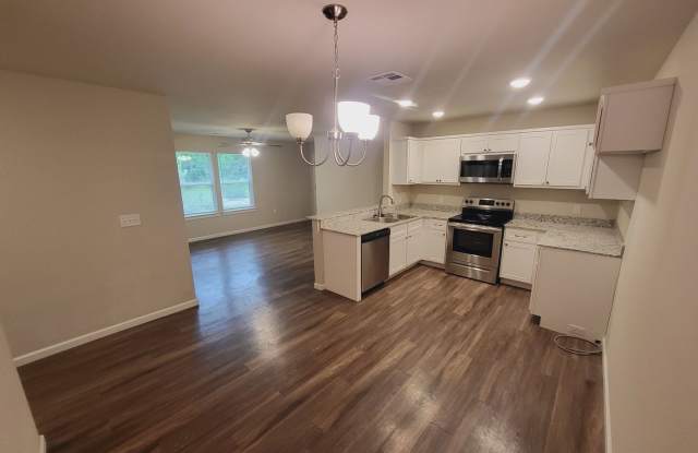 3 bed, 2 bath, 2 car garage - Wagoner Gallery 4