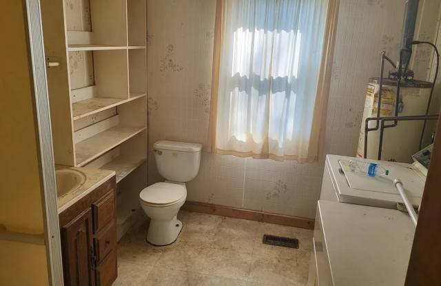 RICHVIEW, IL - Wood Sided Bungalow with garden shed, new roof and minutes to I-64  - $499 MONTH / $1999 DOWN Gallery 4