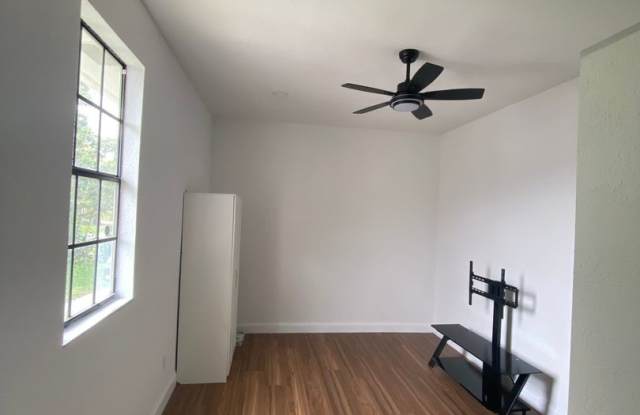 Recently Renovated Studio for One in Lantana Gallery 3