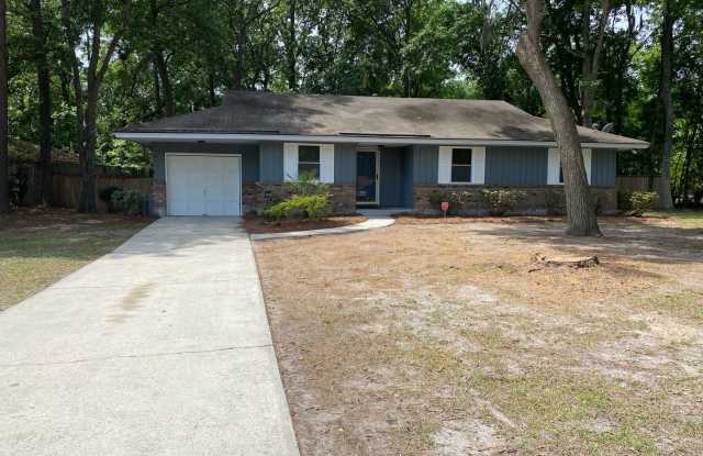 Adorable 3/2 on large corner lot photos photos
