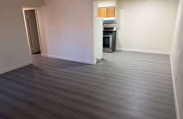 2 Bedroom 1 Bath In Central Las Vegas - 625 South Royal Crest Circle, Paradise, NV 89169