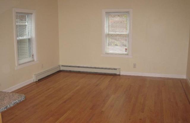 Nicely renovated 3 bed unit at an unbeatable price! Gallery 4