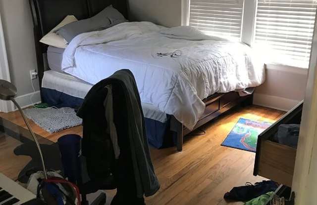 Beauitful 2 Bedroom 1 Bathroom House One Block From Campus Gallery 3