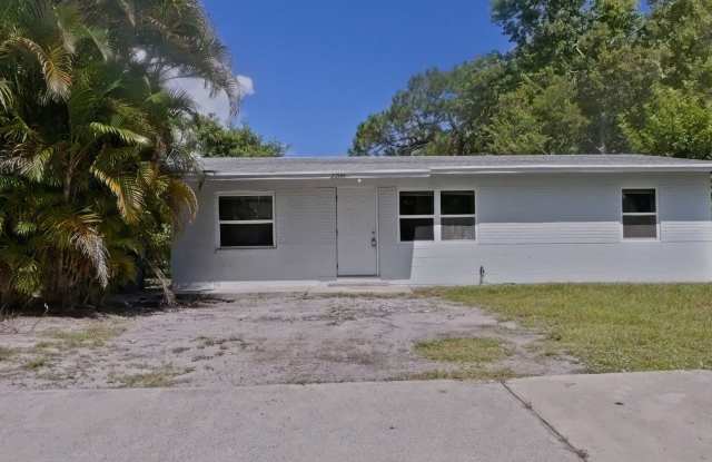 Cute Updated 2/1 with Bonus Room in Fort Pierce photos photos