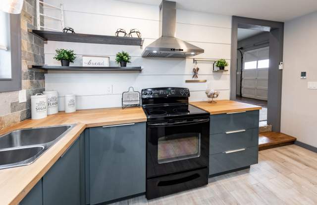 Centrally located Cute 2 Bed Bungalow with Garage Gallery 4