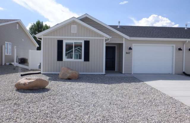 Move-in Discount - 3 bedroom - 2 Bath - Single Level Twin Home - Great Location!3 bedroom- 2 bath Newer Construction photos photos
