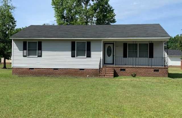 Settle in at 408 Holly Avenue! - 408 Holly Avenue, Jarratt, VA 23867